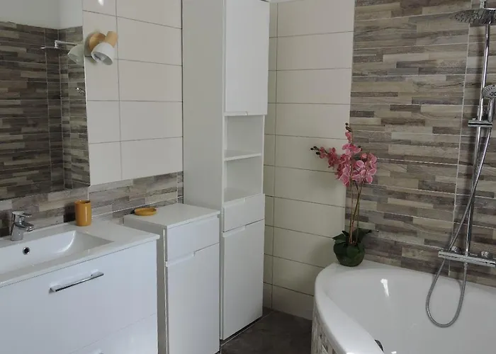 Tous Conforts Avec Piscine Privee Et Acces Villa *